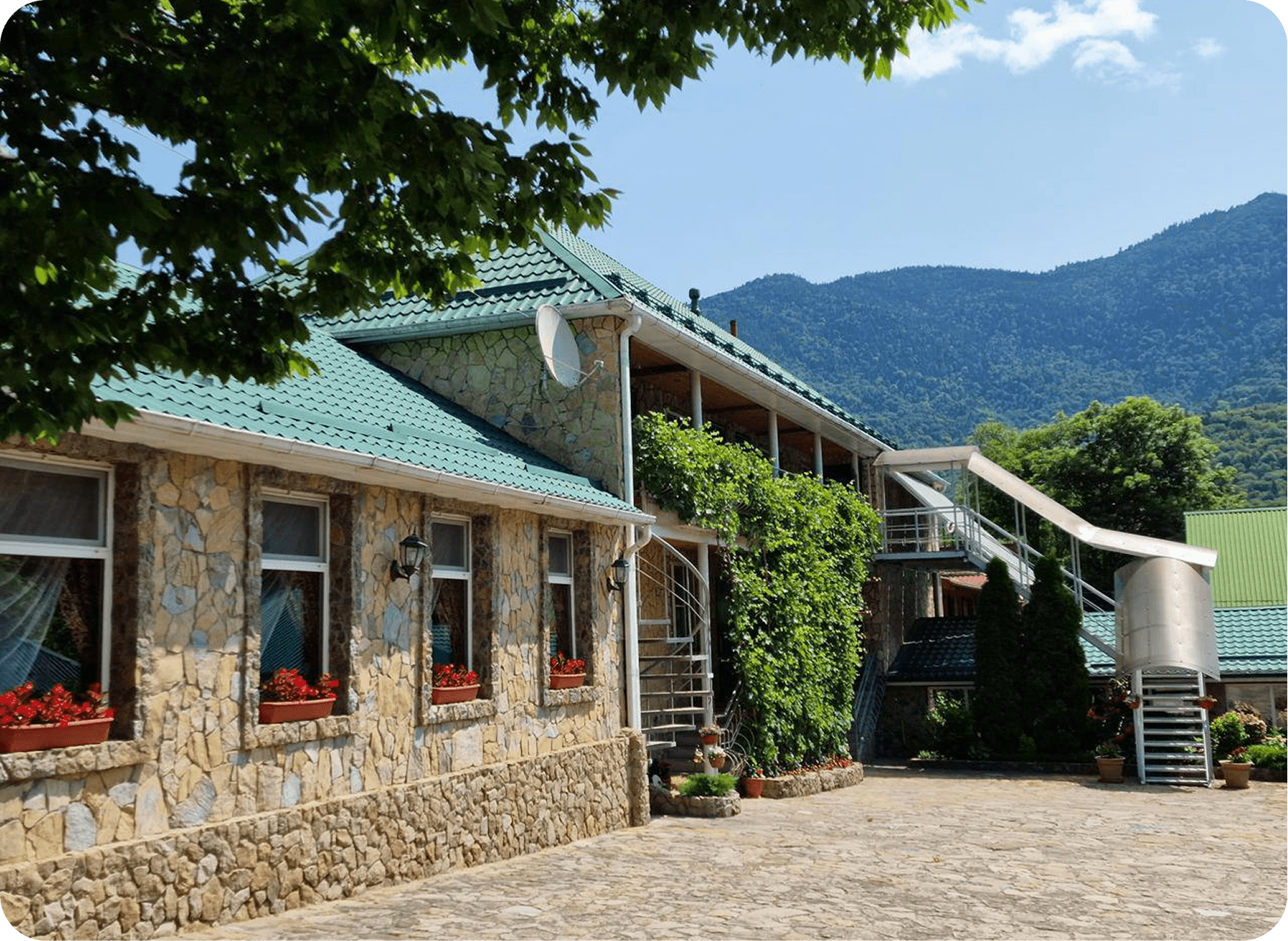 Домики базы отдыха ВАДОЛЬ в Гузерипле